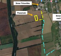 Trhovište – 5.894 m2 POZEMOK na mobilný dom so stavebným potenciálom  - Letecký pohľad na rekreačné pozemky pri Trhovište, medzi poľami a riekou Ondava.