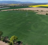 Trhovište – 5.894 m2 POZEMOK na mobilný dom so stavebným potenciálom  - Výhľad na rozľahlé polia a lesy v oblasti Trhovište, Rekreačné pozemky.