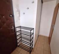 NA PRENÁJOM 1 IZBOVÝ TEHLOVÝ BYT, 34 M2, KOŠICE - ŠACA - Vstupná chodba v 1-izbovom byte s dlažbou a botníkom.