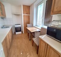 NA PRENÁJOM 1 IZBOVÝ TEHLOVÝ BYT, 34 M2, KOŠICE - ŠACA - Kuchyňa v 1-izbovom byte s nábytkom a podlahou s dreveným dekorom.