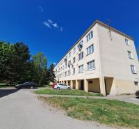 NA PRENÁJOM 1 IZBOVÝ TEHLOVÝ BYT, 34 M2, KOŠICE - ŠACA - Obytný dom na Železiarenskej ulici v Košiciach - Šaci, obklopený zeleňou a autami.