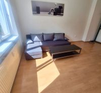 NA PRENÁJOM 1 IZBOVÝ TEHLOVÝ BYT, 34 M2, KOŠICE - ŠACA - Obývacia izba v 1-izbovom byte s pohovkou a podlahou s dreveným dekorom.