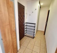NA PRENÁJOM 1 IZBOVÝ TEHLOVÝ BYT, 34 M2, KOŠICE - ŠACA - Chodba so skrinkami, vešiakmi a botníkom v 1-izbovom byte s dlažbou.