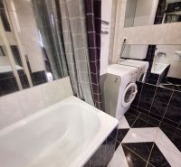 NA PRENÁJOM 1 IZBOVÝ TEHLOVÝ BYT, 34 M2, KOŠICE - ŠACA - Kúpeľňa v 1-izbovom byte s vaňou, pračkou a čierno-bielymi obkladmi.