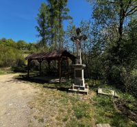 KH-948, Záhrada, pozemok, Prešov, Kendice - Kendice Záhrady s kamenným krížom, altánkom a lavičkami obklopené stromami.