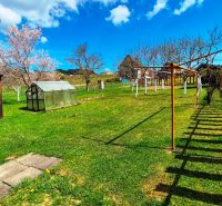 2 PODLAŽNÝ RODINNÝ DOM S PRÍSTAVBOU, 1064m2, JARABINA; - Záhrada rodinného domu v Jarabine s dreveným plotom a skleníkom.