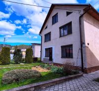 2 PODLAŽNÝ RODINNÝ DOM S PRÍSTAVBOU, 1064m2, JARABINA; - Rodinný dom na ulici Jarabina v Jarabine obklopený záhradou a dláždeným chodníkom.