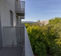 Moderný 2-izbový byt s balkónom, Ovocné sady - Balkón s výhľadom na zeleň a budovy v Bratislave, Ivanská cesta, 2-izbový byt.