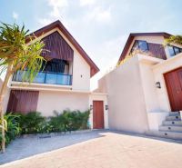 PREDAJ 3KK Investičná zariadená vila- NOVOSTAVBA s bazénom BALI-Cemagi - Vila na Bali so záhradou a palmami, moderná architektúra, kamenný chodník.