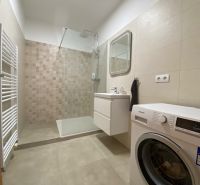 Prenájom 2 izbový 78 m2 + 30 m2 terasa,novostavba Koliba,zariadený - Kúpeľňa v 2-izbovom byte s práčkou, sprchovým kútom a umývadlom.