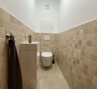 Prenájom 2 izbový 78 m2 + 30 m2 terasa,novostavba Koliba,zariadený - Kúpeľňa so záchodom a umývadlom v obklade v 2-izbovom byte.