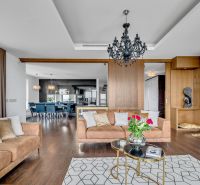 Predaj, Luxusný 4 izbový byt, 180 m2 + 25 m2, Condominium Renaissance - Elegantná obývačka so sedačkou, krbom a svietidlom v 4-izbovom byte.