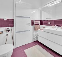 Predaj, Luxusný 4 izbový byt, 180 m2 + 25 m2, Condominium Renaissance - Kúpeľňa v 4-izbovom byte s fialovými obkladmi a moderným vybavením.