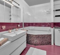 Predaj, Luxusný 4 izbový byt, 180 m2 + 25 m2, Condominium Renaissance - Kúpeľňa so sprchovým kútom, skrinkou a práčkou v 4-izbovom byte.