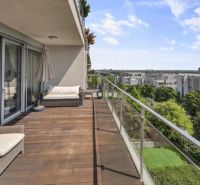 Predaj, Luxusný 4 izbový byt, 180 m2 + 25 m2, Condominium Renaissance - Priestranný balkón 4-izbového bytu v Bratislave - Karlovej Vsi s výhľadom.