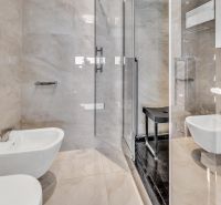 Predaj, Luxusný 4 izbový byt, 180 m2 + 25 m2, Condominium Renaissance - Kúpeľňa v 4-izbovom byte so sprchovacím kútom, bidetom a lesklými obkladmi.