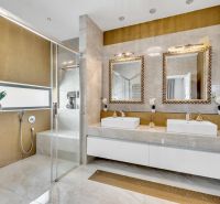 Predaj, Luxusný 4 izbový byt, 180 m2 + 25 m2, Condominium Renaissance - Luxusná kúpeľňa s dvomi umývadlami, zrkadlami a sprchovým kútom v 4-izbovom byte.