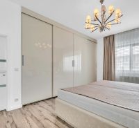 Predaj, Luxusný 4 izbový byt, 180 m2 + 25 m2, Condominium Renaissance - Spálňa so šatníkovou skriňou a lustrom v 4-izbovom byte.