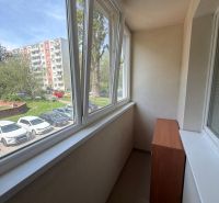 Na prenájom garzónka s balkónom v Petržalke - Zasklená lodžia garsónky s výhľadom na zeleň a parkovisko v Bratislave-Petržalke.