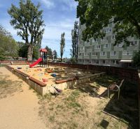 Na prenájom garzónka s balkónom v Petržalke - Detské ihrisko v Bratislave - Petržalke s pieskoviskom a šmýkačkou pri bytovom dome.