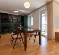 Zariadený 4-izbový byt s balkónmi a parkovaním - Jedálenský kút s podlahou s dreveným dekorom a výhľadom v 4-izbovom byte.
