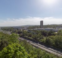Zariadený 4-izbový byt s balkónmi a parkovaním - Výhľad na zeleň a cestné komunikácie z 4-izbového bytu na Martinengovej ulici.