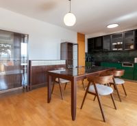 Zariadený 4-izbový byt s balkónmi a parkovaním - Jedálenský kút v 4-izbovom byte s moderným nábytkom a podlahou s dreveným dekorom.
