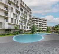BA IV-Prenájom moderného zariadeného 1i bytu v novostavbe Čerešne - Súčasťou rezidenčnej oblasti na Poliankach v Bratislave-Dúbravke je bazén a moderná architektúra bytovky.