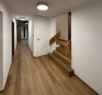 ,Prenájom moderný 3 izb. byt, Sološnícka ul,124 m2, Karlova Ves - Chodba so schodiskom a podlahou s dreveným dekorom v 3-izbovom byte.