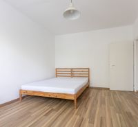 Renovovaný 3-izbový byt, Ružinov - Spálňa s posteľou a podlahou s dreveným dekorom v 3-izbovom byte.