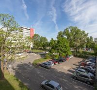 Renovovaný 3-izbový byt, Ružinov - Výhľad na parkovisko a zeleň na Exnárovej ulici v Bratislave - Ružinove.