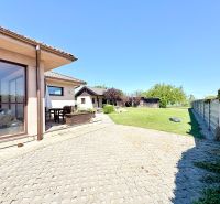 Nadštandardný 5-izbový RD - veľkorysý pozemok - moderné technológie - Rodinný dom na Močenskej ulici v Cabaj-Čápore so záhradou a dláždeným dvorom.