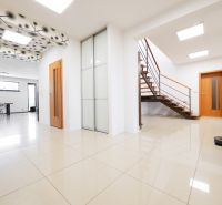 Nadštandardný 5-izbový RD - veľkorysý pozemok - moderné technológie - Interiér rodinného domu s otvoreným schodiskom, veľkoformátovou dlažbou a dekoratívnym stropom.
