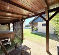 Nadštandardný 5-izbový RD - veľkorysý pozemok - moderné technológie - Drevený altánok s vírivkou v záhrade rodinného domu na Močenskej ulici v Cabaj-Čápore.