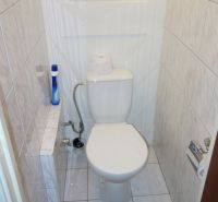 2-izbový byt, 51 m², samostatné izby, tichý, výhľad do zelene,K.Adlera - Kúpeľňa v 2-izbovom byte s toaletou a dlažbou.