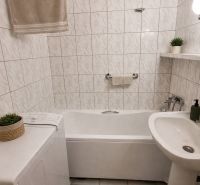 2-izbový byt, 51 m², samostatné izby, tichý, výhľad do zelene,K.Adlera - Kúpeľňa s obkladačkami a vaňou v 2-izbovom byte, interiér s práčkou a umývadlom.