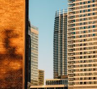 EUROVEA CITY - Výškové budovy so sklenenými fasádami v Bratislave - Ružinove pri západe slnka.