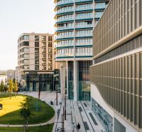 EUROVEA CITY - Budovy a námestie s výhľadom na most v Bratislave - Starom Meste.