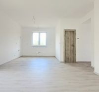 Novostavba pri jazere - 4 izbový rodinný dom v štandarde v obci Selice - Interiér rodinného domu s oknom a podlahou s dreveným dekorom.