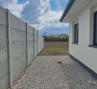 Novostavba pri jazere - 4 izbový rodinný dom v štandarde v obci Selice - Rodinný dom v Seliciach s betónovým plotom a štrkovou dlažbou na dvore.