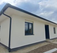 Novostavba pri jazere - 4 izbový rodinný dom v štandarde v obci Selice - Rodinný dom v Seliciach s bielou fasádou a čiernymi strešnými prvkami.