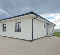 Novostavba v štandarde - 4 izbový rodinný dom Topoľnica - Rodinný dom v Topoľnici s bielou fasádou a dláždeným nádvorím.
