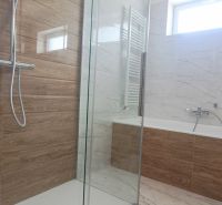 Novostavba v štandarde - 4 izbový rodinný dom Topoľnica - Kúpeľňa s moderným sprchovacím kútom a vaňou v rodinnom dome.