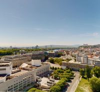 RIVERS | Exkluzívny byt s panoramatický výhľadom a parkovaním - Panoráma Bratislavy - Starého Mesta z ulice Landererova s pohľadom na Dunaj a hrad.