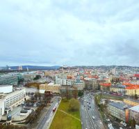 RIVERS | Exkluzívny byt s panoramatický výhľadom a parkovaním - Panoramatický výhľad na Bratislavu zo štvrte Staré Mesto s dopravnými cestami.