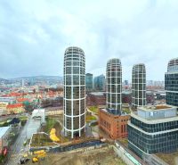 RIVERS | Exkluzívny byt s panoramatický výhľadom a parkovaním - Panoráma Bratislavy so štyrmi zaoblenými vežami a okolím Landererovej ulice.