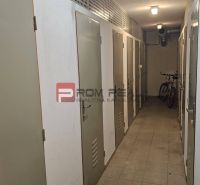 Na predaj 2 izbový byt Petržalka vyhľadávaná lokalita - Úložné priestory a bicykel v spoločnej chodbe, 2-izbový byt.