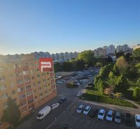 Na predaj 2 izbový byt Petržalka vyhľadávaná lokalita - Pohľad na sídlisko z 2-izbového bytu na Humenskom námestí v Bratislave V.