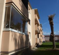 Predaj, 2 - izbový byt, Žiar nad Hronom - Bytový dom s balkónmi a upravenými stromami v Žiari nad Hronom, vhodný pre 2-izbový byt.