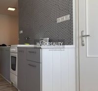 Prenájom, dvojizbový byt Komárno, s balkónom, blízko... - Kuchyňa s ladením sivých skriniek a podlahou s dreveným dekorom v 2-izbovom byte.